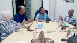 Ketua PWI Jatim Lutfil Hakim bersama Panitia HPN 2025 PWI Jatim/Ist