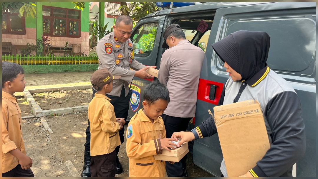 Polres Nganjuk Dukung Program MBG, Bagikan Makanan Siang Bergizi Gratis untuk Siswa SD/Humas Polres Nganjuk