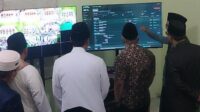 Tim IT Muktamar ke-35 NU Mukorobin Ma'rufi bersama Panitia Lokal sedang meninjau registrasi peserta dan kesiapan Ponpes Tambakberas Jombang (Taufiqur Rachman)